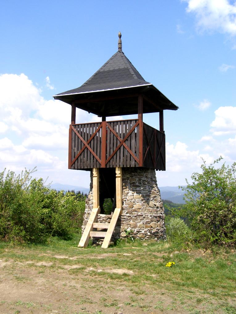 Rozhledna na vrcholu Kamenité (834 m n. m.)